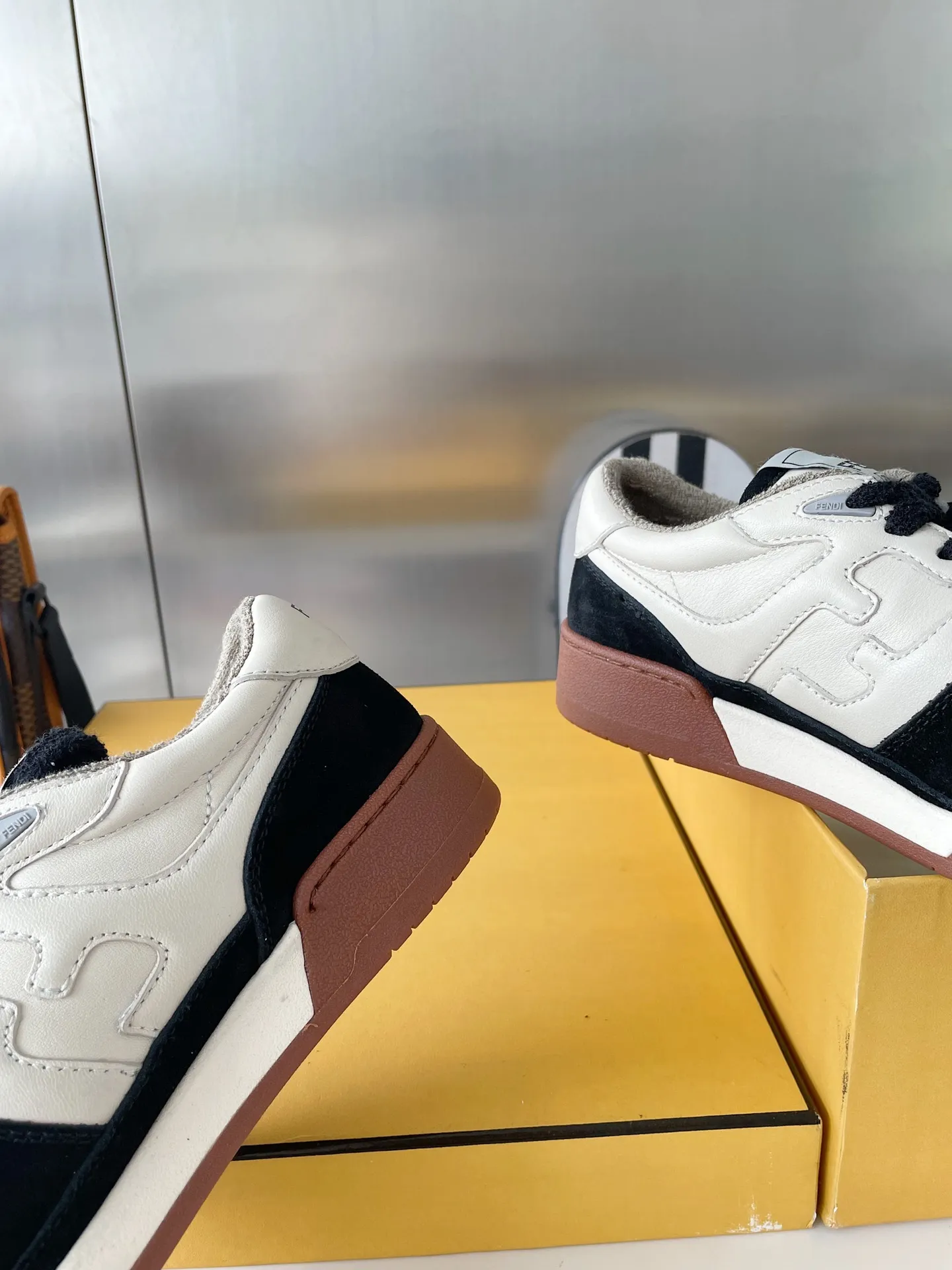 👟👟Ex-factory price 520 👟👟 Women's Shoes Women's Clothing Women's Shoes Women's Clothing Women's Shoes Women's Clothing Fendi Fendi match's latest couple's sneakers, the first sneakers created by designer Kim Jones. Fendi match is similar to LV's Trainer basketball sneakers, with FF retro design added. The upper is made of suede and leather splicing. The double F logo on the side is embossed with terry velvet lining. It is super soft on the feet, lightweight and comfortable to wear with a sweater. It has a youthful feel and comes with exquisite packaging at the counter. Exclusive products, FENDI, trade channel orders, 2022 early spring catwalk models, capsule series, casual sneakers for couples. Cecilia Cheung, Jane Zhang, He Sui, Gu Li Nazha, Tang Yixin, Song Zuer, Wei Ya, and many other celebrities have endorsed them with FENDI Match sneakers. Let your thoughts flow, let the sunshine pour in, and interpret a variety of outfits! Fabric: Original custom suede + leather splicing combination Lining: Imported custom terry velvet lining Sole: Original molded T👟👟 Factory price U two-color combination sole Sole thickness: 3CM Size: Women's 35-40 / Men's 39-45